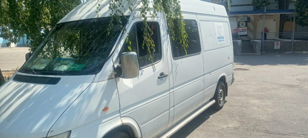 Росіяни атакували авто волонтерів і точку отримання гумдопомоги на Херсонщині: постраждали люди