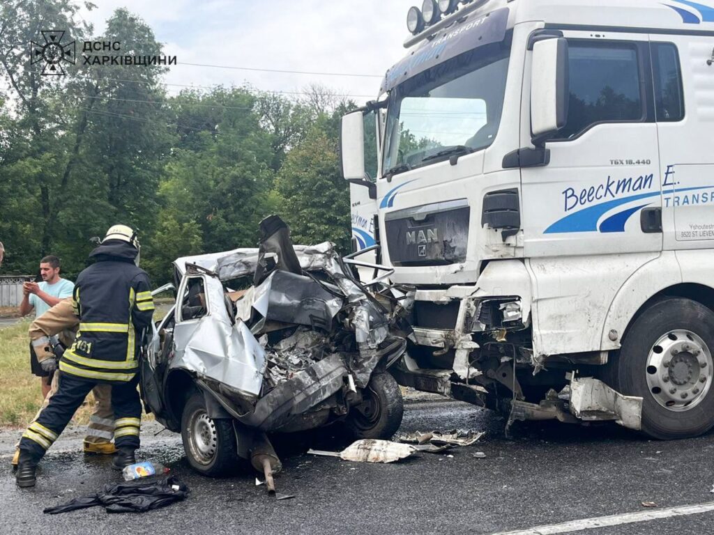 На Харківщині вантажівка протаранила легковик: водій авто загинув, поранені двоє маленьких дітей