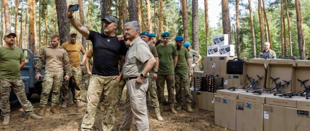 Підсилення армії під Вовчанськом: Порошенко привіз FPV-дрони і техніку бригадам на східний фронт