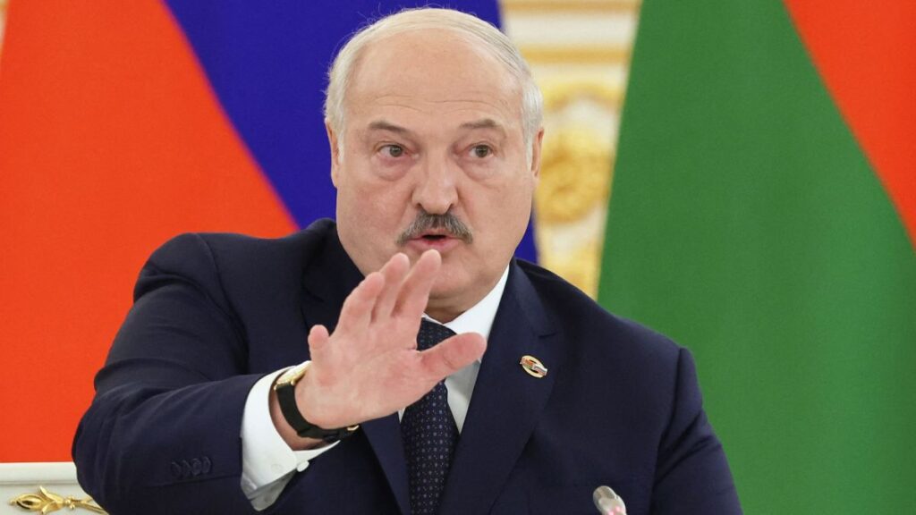 Лукашенко заявив про “атаку дронів” з України й почав погрожувати Києву “відповіддю”