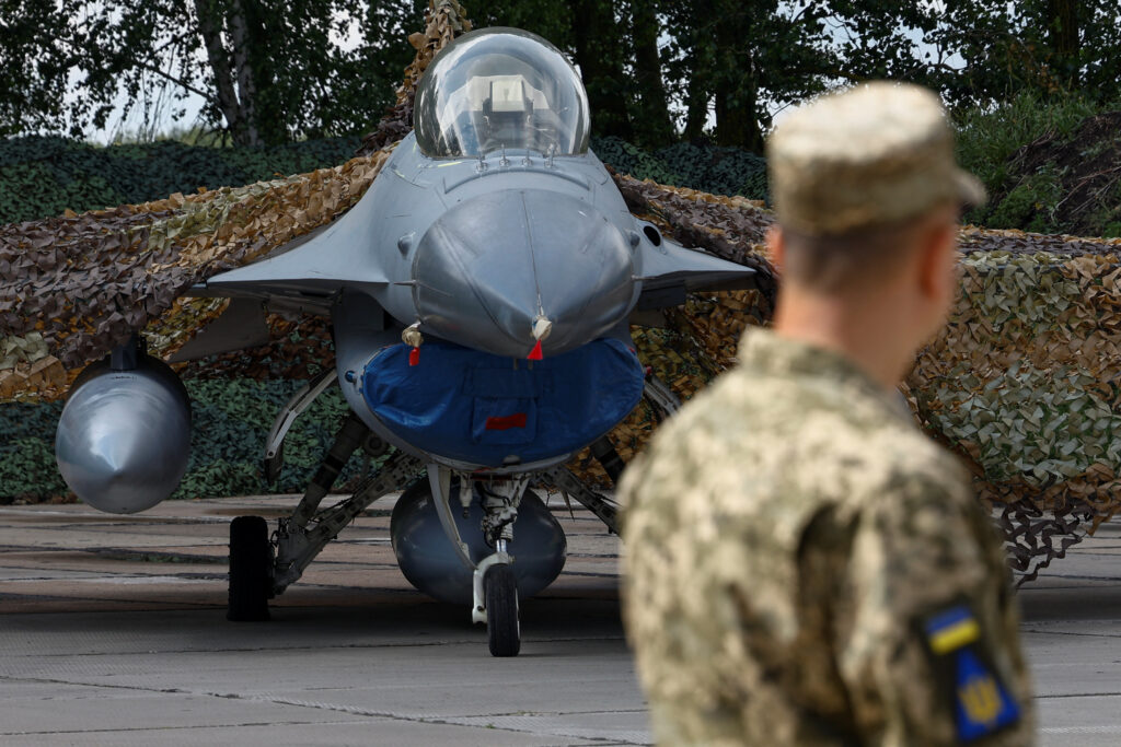 Велика Британія навчила 200 українських пілотів F-16
