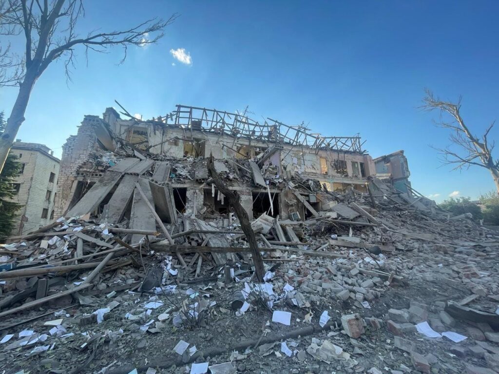 Армія РФ вдарила авіабомбою по Селидовому на Донеччині: є загиблі та поранені, серед них дитина