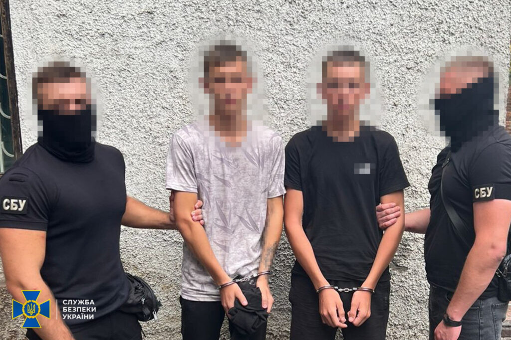 Підпалювали авто ЗСУ та релейні шафи “Укрзалізниці”: в Україні затримали дві групи російських агентів