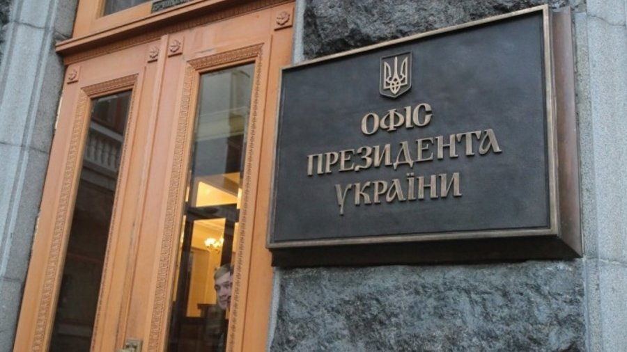 Портновое лыко в строку: зачем Банковая распространяет ложь о принадлежности Порошенко к московской церкви?