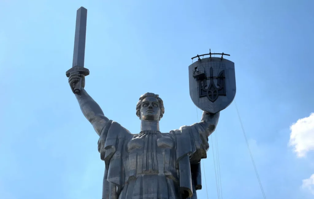 Злоякісне зварювання: що не так з тризубом на “Батьківщині-Матері”