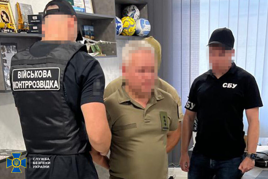 Заробили на ухилянтах 1,2 мільйона доларів: на Київщині затримали двох очільників ТЦК