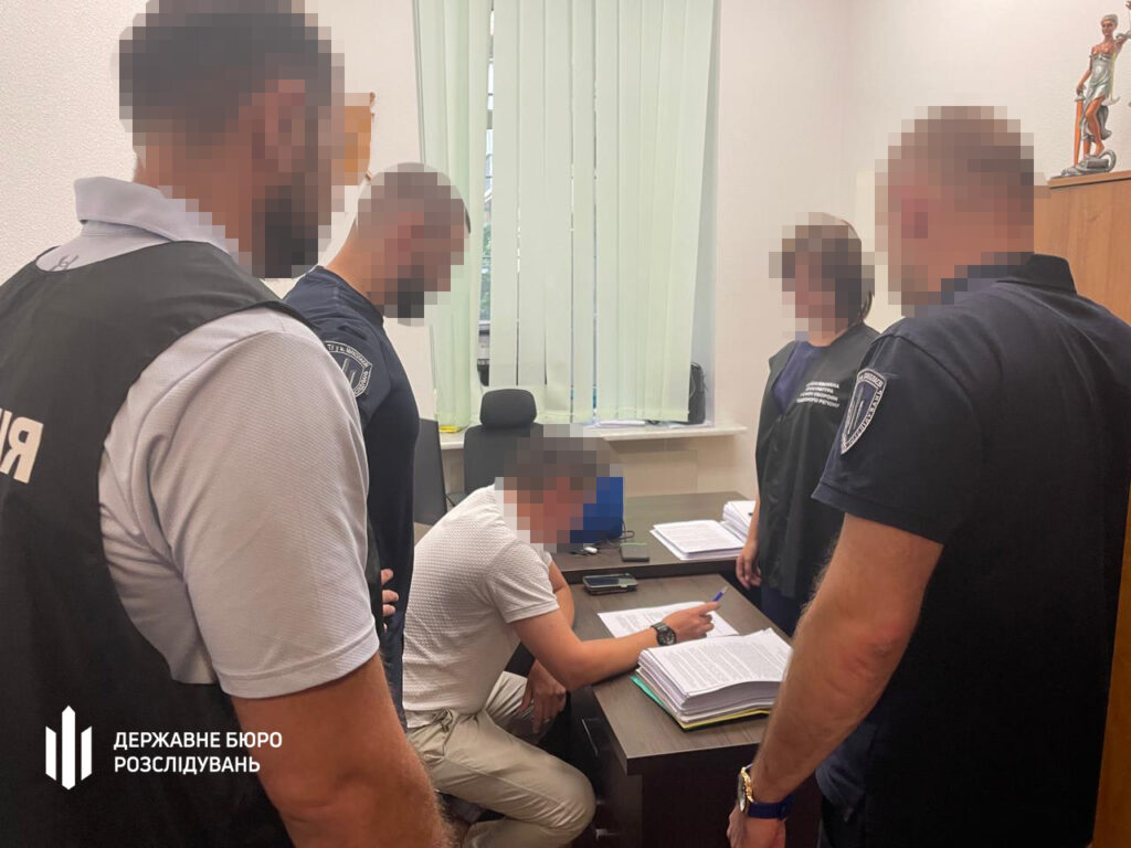 Закупив неякісну військову форму на 21 мільйон гривень: ДБР затримало посадовця Херсонської ОДА