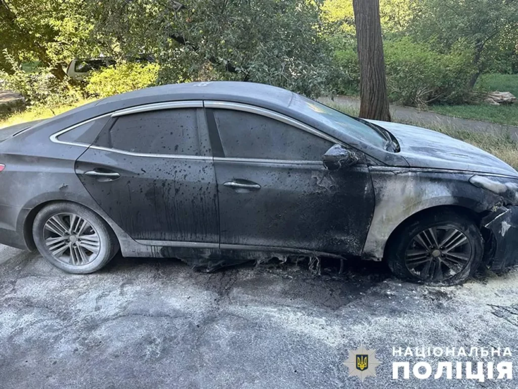 У Києві затримали двох чоловіків, які вночі підпалили автівку громадської активістки
