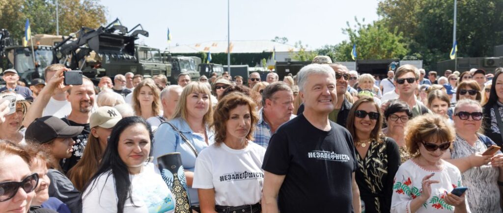 Продолжаем «переть плугом» и приближать Победу: Порошенко уже потратил на помощь ВСУ 6 миллиардов