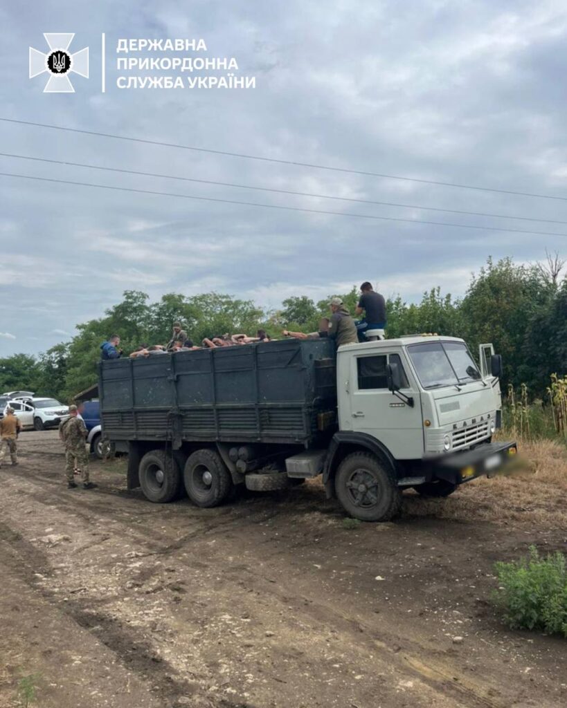 Операция «Рукавичка»: пограничники задержали почти полсотни уклонистов, пытавшихся сбежать в КАМАЗЕ