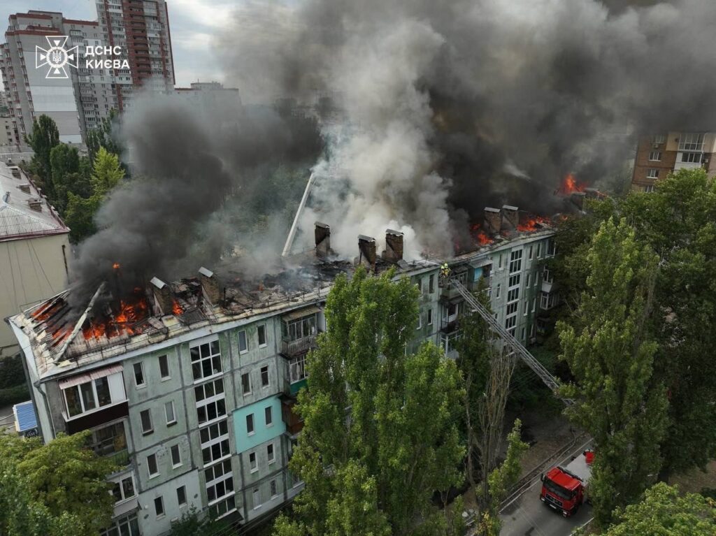 В Киеве загорелся многоквартирный дом: что известно
