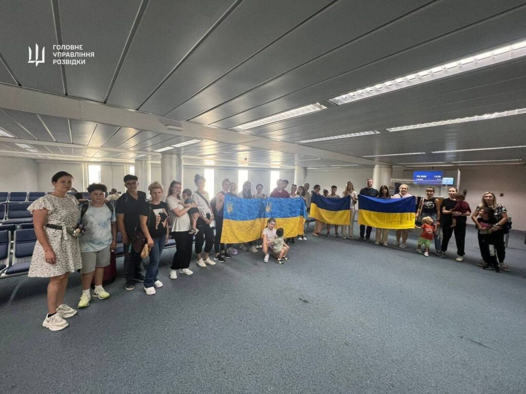 “Одна з перших у світі”: Україна успішно евакуювала 30 своїх громадян з Лівану