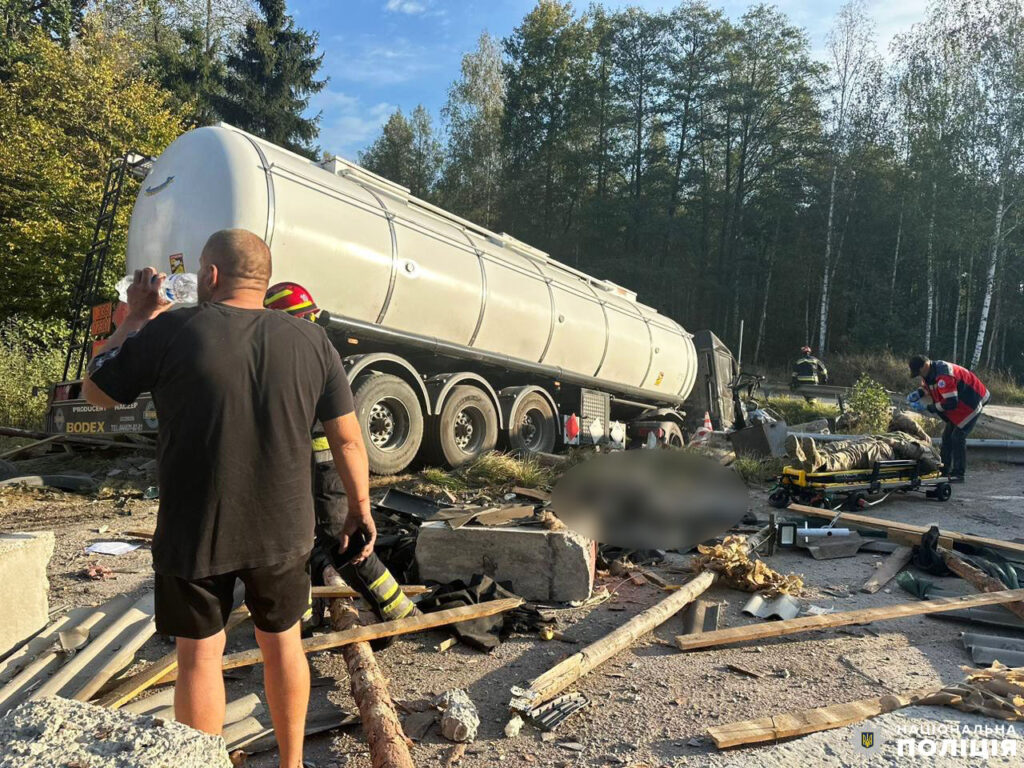 В Ровенской области грузовик врезался в блокпост, погиб полицейский: подробности