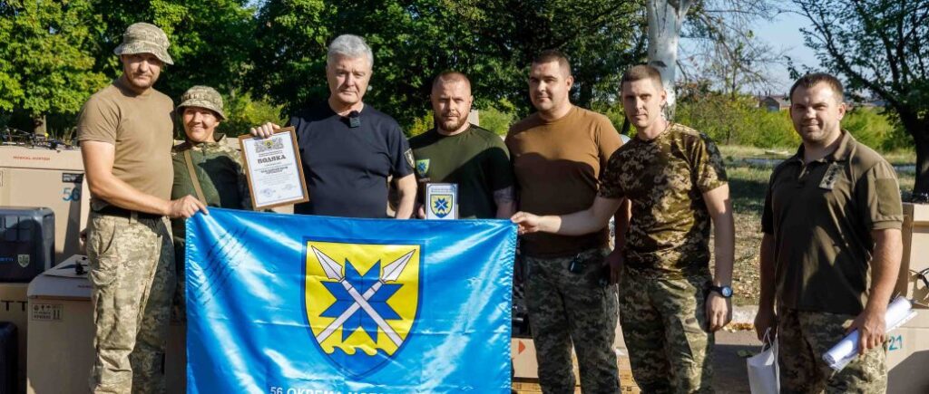 Креатив на фронте: Порошенко рассказал, как бойцы используют FPV-дроны многократно
