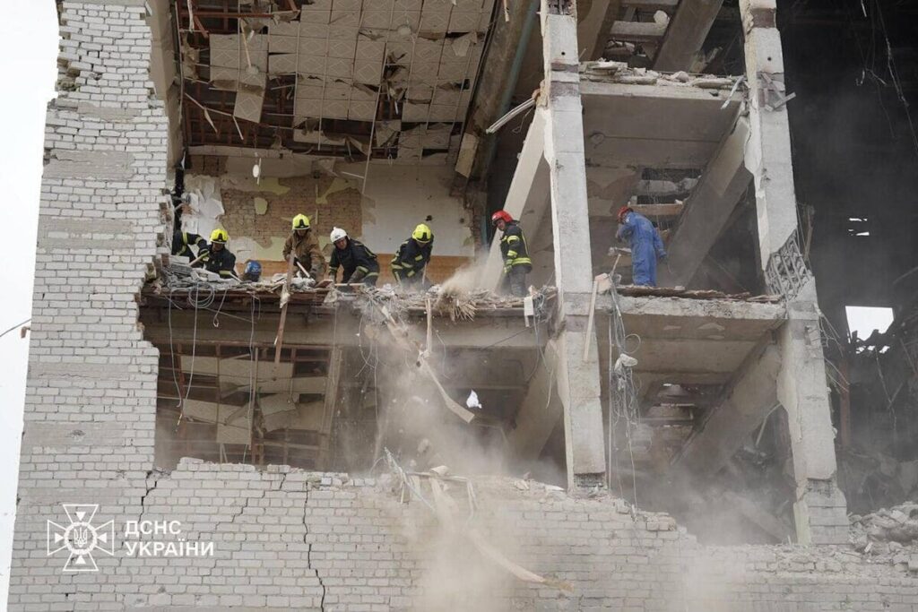 Кількість загиблих у Полтаві зросла до 54, під завалами шукають людей