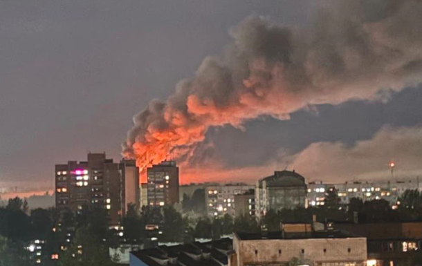 У російському Ярославлі масштабна пожежа на паливному складі, є постраждалі