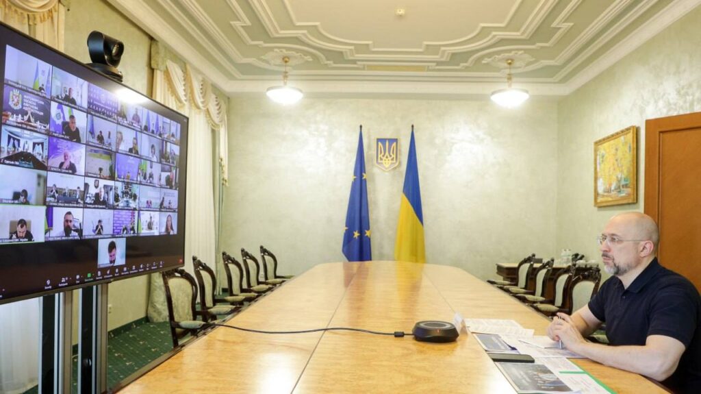 Більшість українців негативно оцінює перестановки у КМУ та виступає за Уряд національної єдності