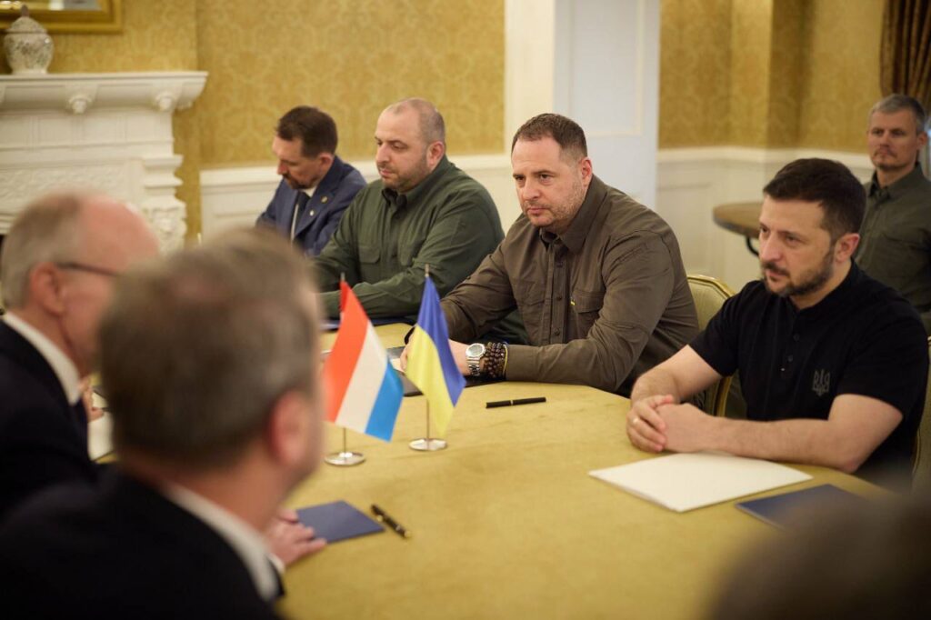 Кадровые перетурбации: зачем Ермак оставил Умерова в должности министра обороны