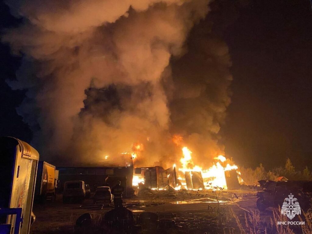 Тверську область масовано атакували безпілотники: склад боєприпасів детонує, людей евакуюють