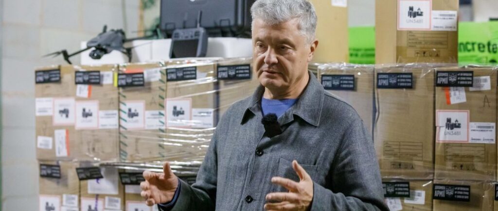 Більше ніж держава: Порошенко купив для ЗСУ 80 “Мавіків” з тепловізорами і мікросхеми для 2000 “Цукорків”