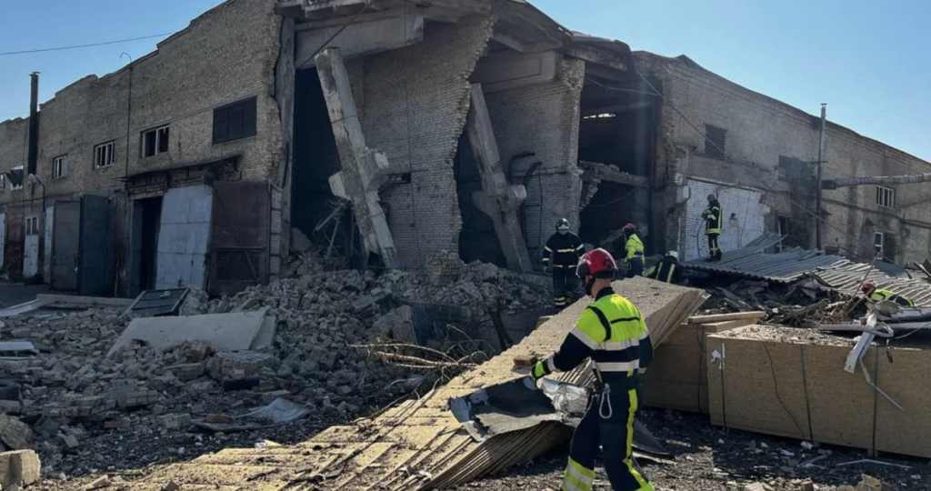 В Києві на території підприємства стався вибух, є жертви
