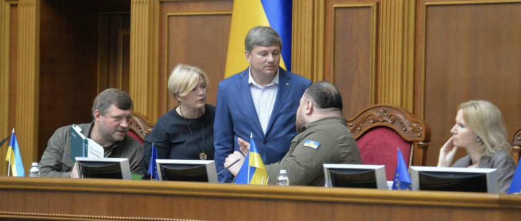 В парламенте зарегистрировали постановление о переименовании населенных пунктов, среди соавторов – Порошенко и лидеры фракций
