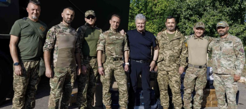 Порошенко на Востоке передал дроны и технику в 14 бригад и батальонов