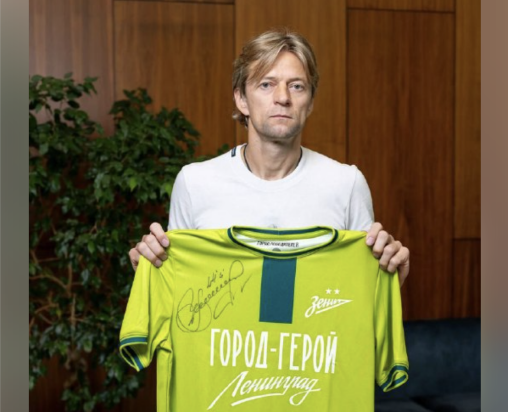 Ексгравець збірної з футболу Тимощук передав на аукціон футболку для збору коштів окупантам