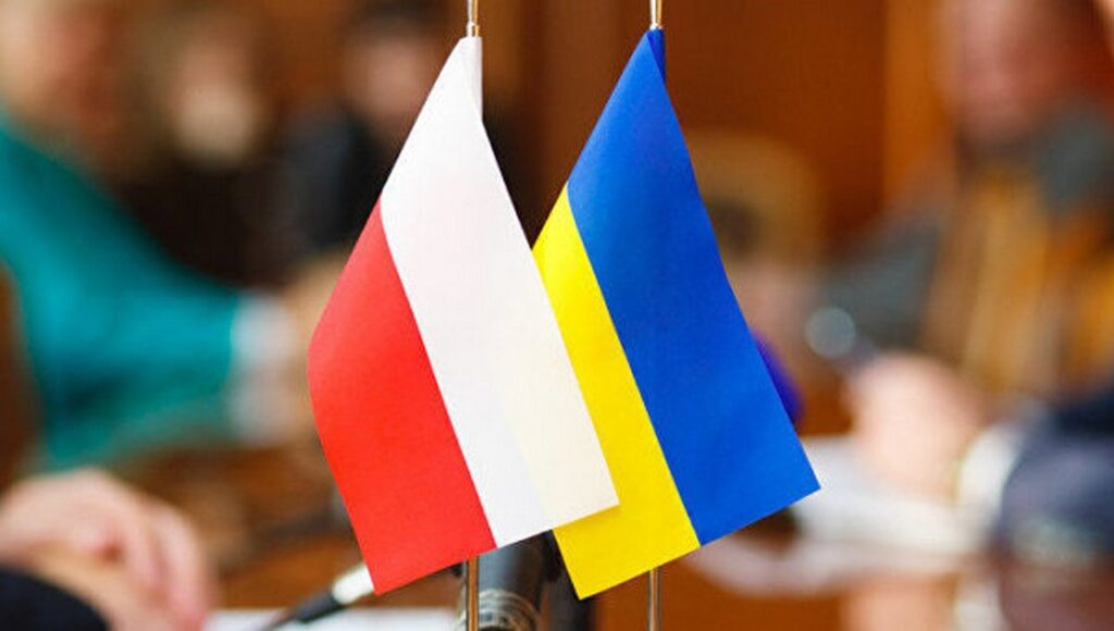 Польщі не потрібна сильна Україна: що означають заяви Сікорського про референдум у Криму