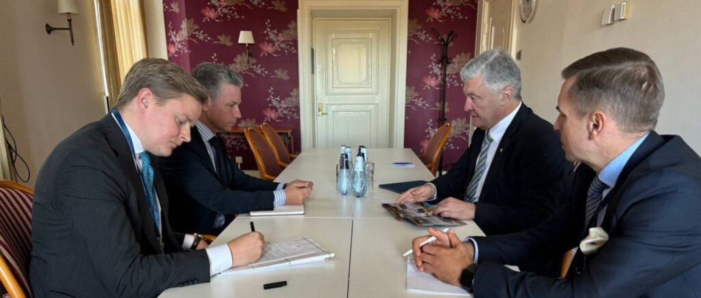 Порошенко обговорив з міністром оборони Швеції посилення військових спроможностей ЗСУ