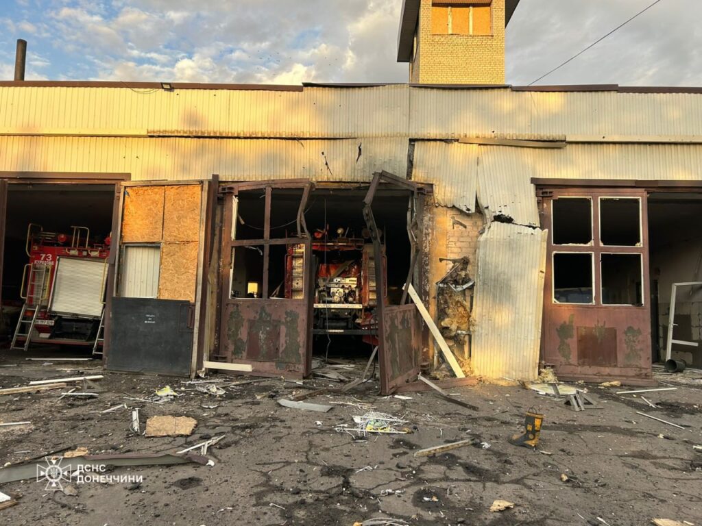 Російські війська обстріляли пожежну частину на Донеччині