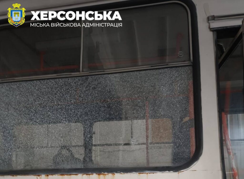 Росіяни скинули вибухівку із дрона поруч із тролейбусом у Херсоні