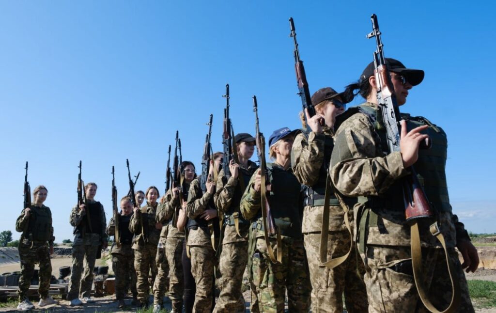 Скільки жінок служать у ЗСУ та скільки з них зараз на передовій: відповідь Міноборони