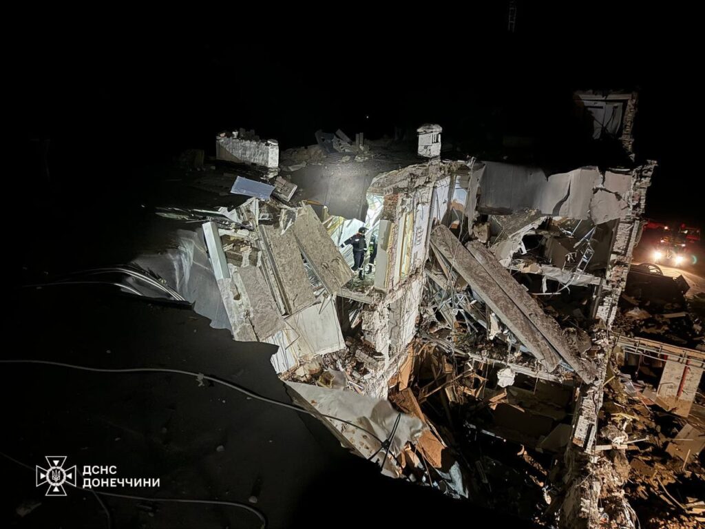 Росіяни вночі з авіації обстріляли Миколаївку на Донеччини, з-під завалів дістали тіла двох загиблих