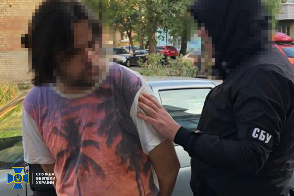 Паплюжив честь загиблих воїнів та виправдовував окупантів: у Києві затримали проросійського агітатора
