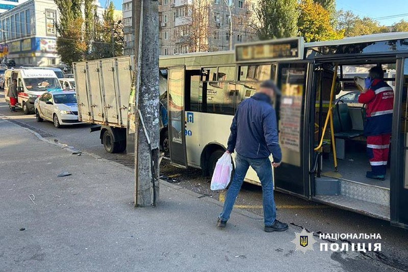 У Києві вантажівка на повній швидкості врізалась у автобус, є постраждалі 