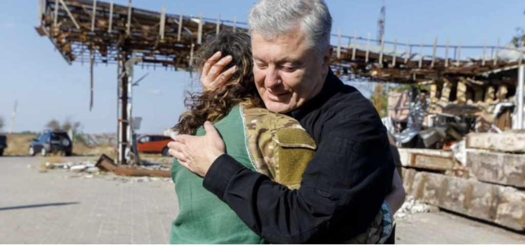 Дивом вціліла під обстрілом: Порошенко привіз Тетяні Чорновол РЕБ, «Мавіки», «Цукорки» і 100 FPV-дронів