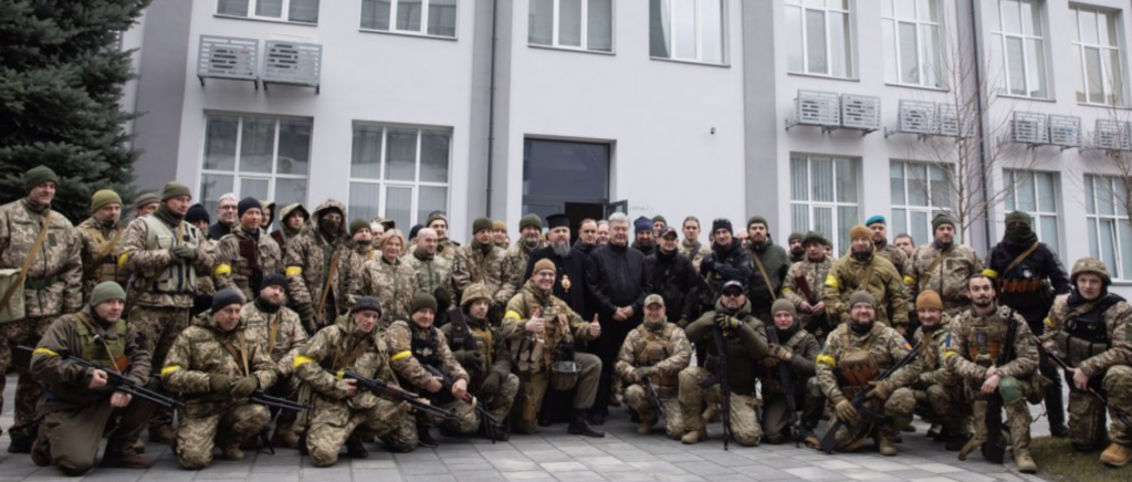 Порошенко привітав бійців ТрО і нагадав, як у перші години вторгнення на Лаврську прийшли добровольці, щоб захищати столицю