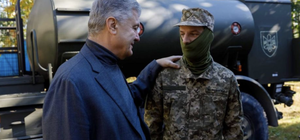 Порошенко передав підрозділу Сил безпілотних систем автотехніку і генератори