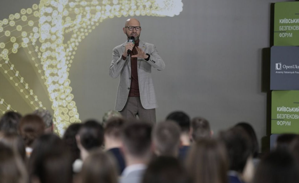 Українська молодь звернеться до НАТО та до уряду України щодо важливості членства в Альянсі – Яценюк відкрив 10-й КБФ для молоді