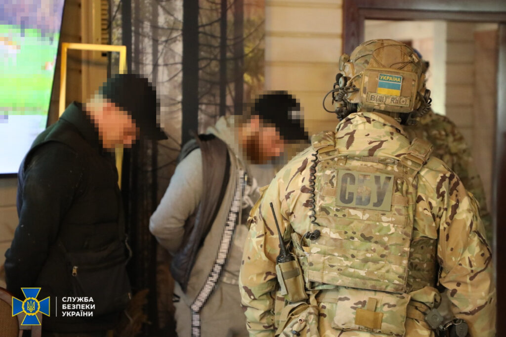 Займались рекетом та “вибивали” уявні борги: у Черкасах знешкодили злочинну групу
