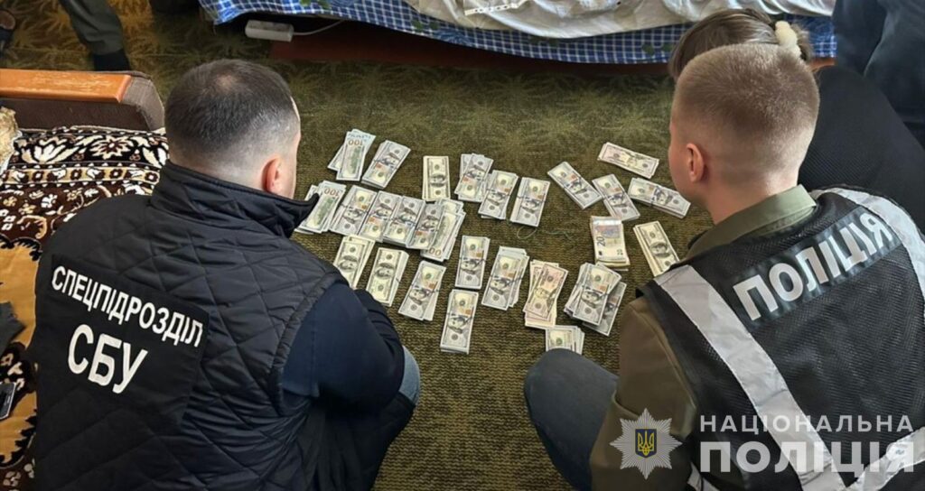 Допомагали ухилянтам “отримати інвалідність”: на Хмельниччині затримали посадовців МСЕК та ВЛК