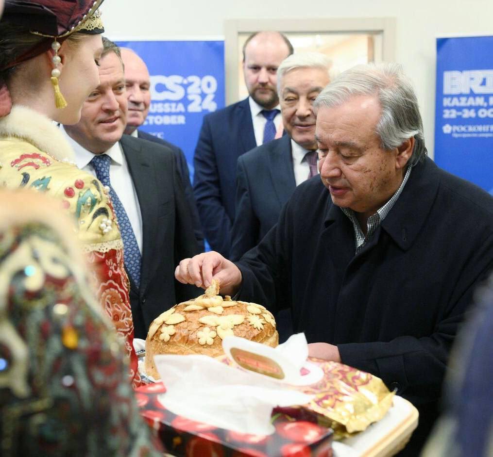 Зустрічали з “хлібом і сіллю”: навіщо генсек ООН Гутерреш прилетів до Путіна