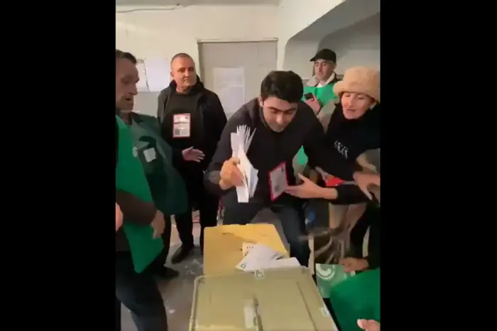 Вибори в Грузії: на одній з дільниць чиновник вкинув бюлетені, а спостерігачів – побили