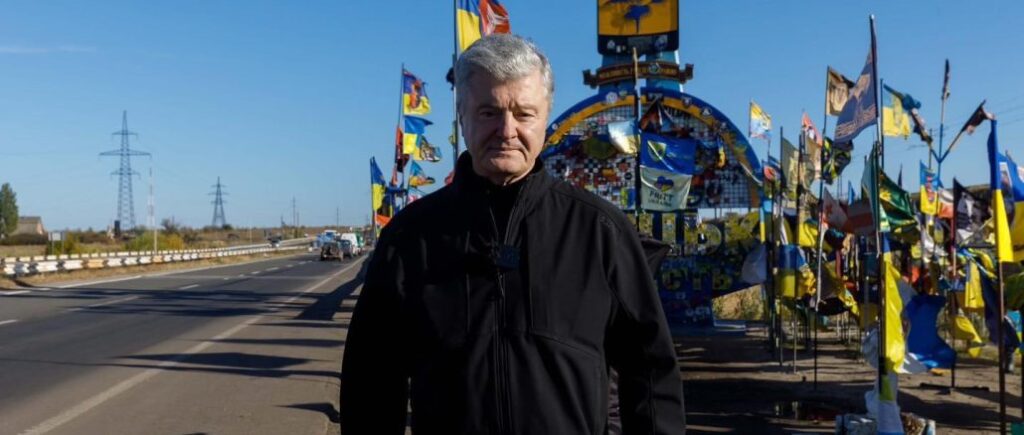 Порошенко привіз техніку у 15 бригад, які воюють на східному напрямку фронту