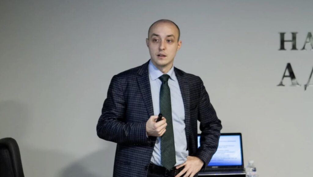 Син лікаря Власюка, у якого знайшли 13 квартир і три Tesla, є радником Зеленського – розслідування