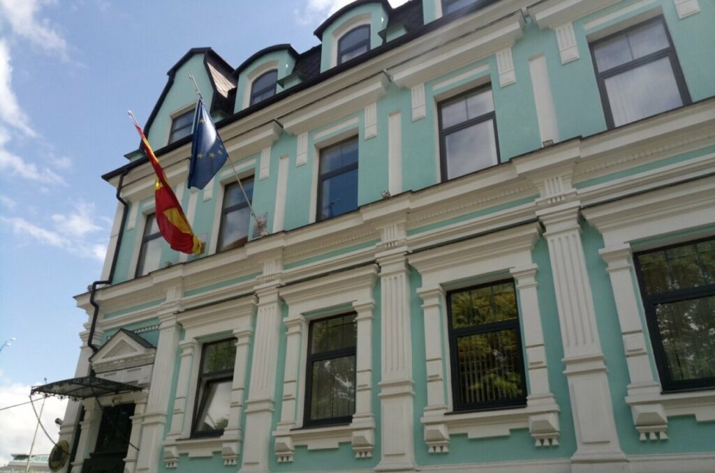 Низка посольств у Києві обмежила роботу через ризик масованого обстрілу