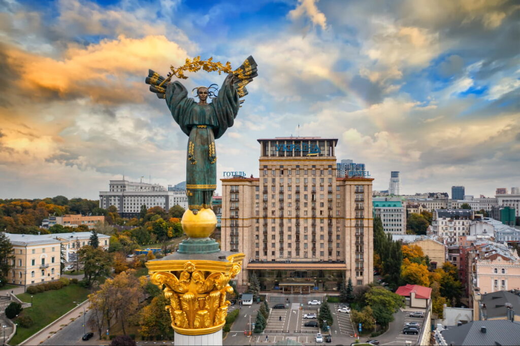 Росія завдала по Києву удару крилатими ракетами: уламки впали у двох районах столиці