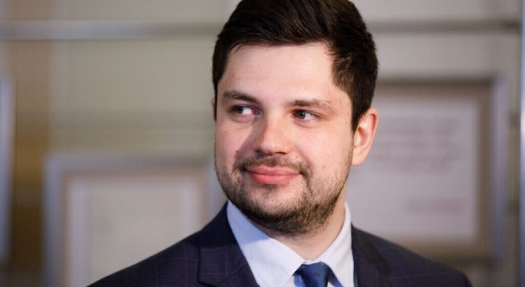 “Так, я одягав цю бл**ську куртку” – Качура про фото з символікою Медведчука і про те, що зробить з грошима Чорновол