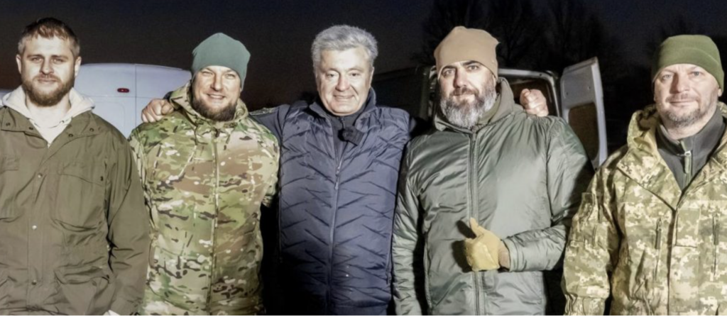 Наші всі тут: Порошенко на Сході зустрівся з побратимами, які воюють з перших днів вторгнення